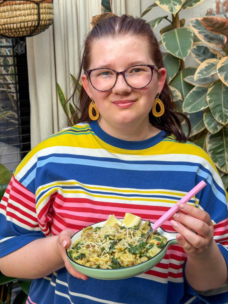 beaudine serveert romige orzo met spinazie en worst