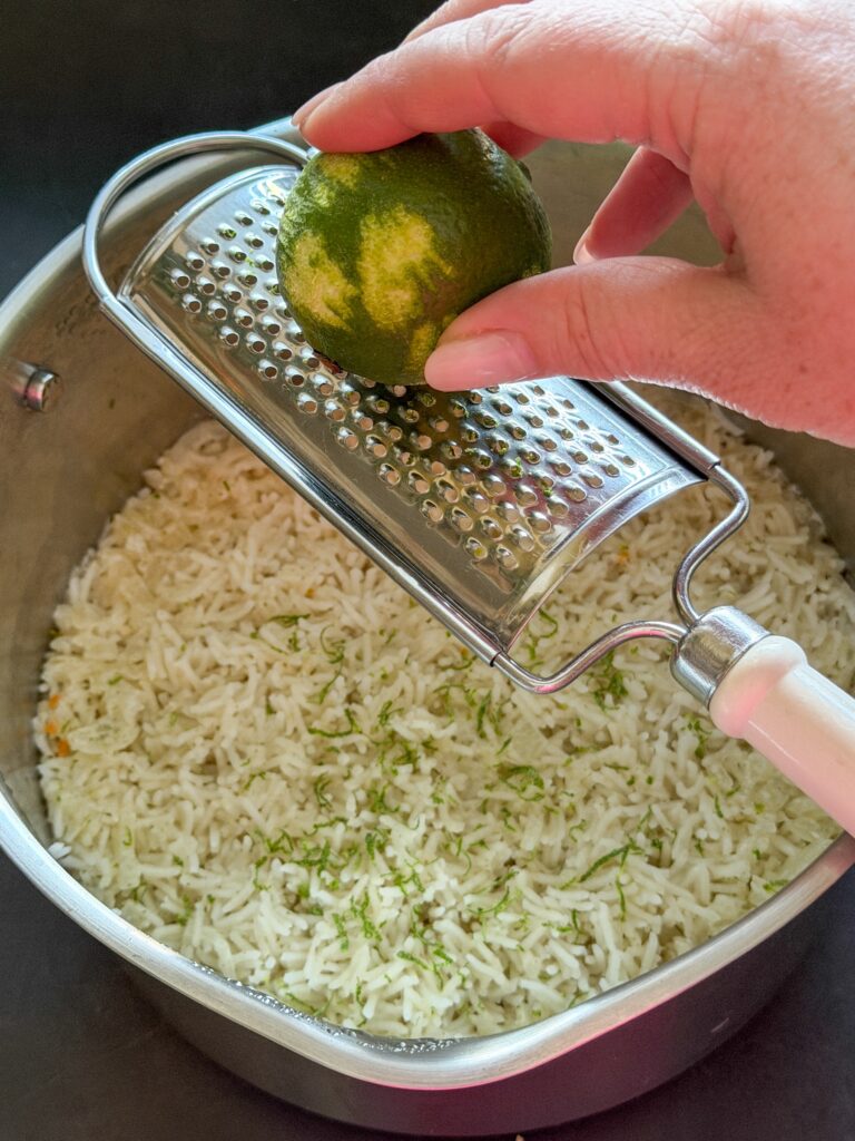 limoenrasp toevoegen aan gekookte rijst