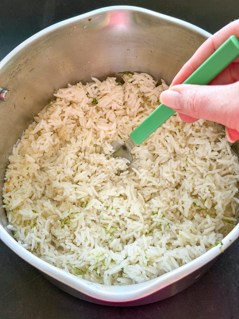 gekookte rijst losmaken met vork voor luchtige korrels