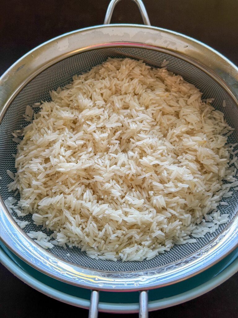 Basmati rijst wassen in vergiet