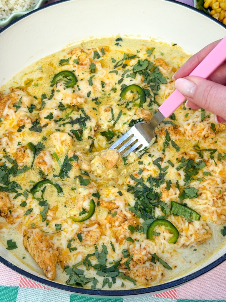 romige Mexicaanse kip in groene salsa saus met gesmolten kaas en jalapeño in pan