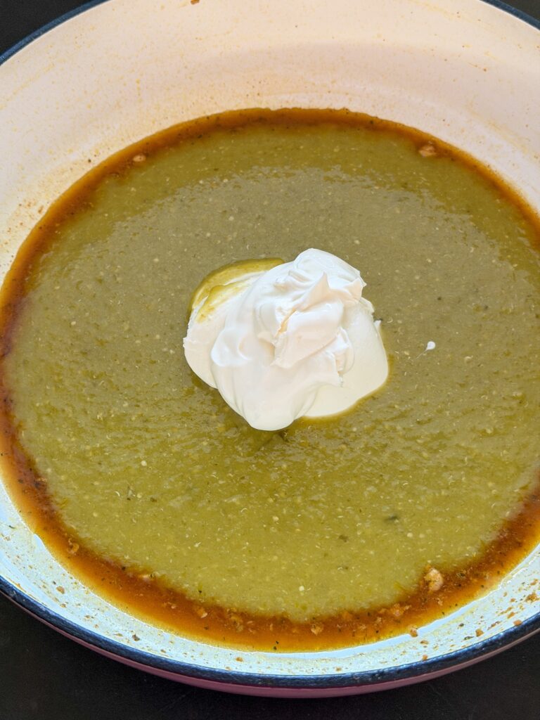 groene salsa met crème fraîche in de pan voor romige Mexicaanse kip saus maken