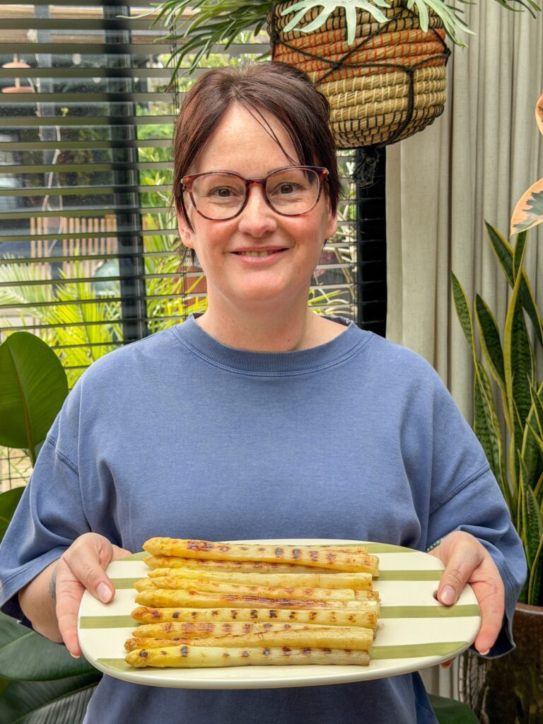 Marie Louise serveert gegrilde witte asperges