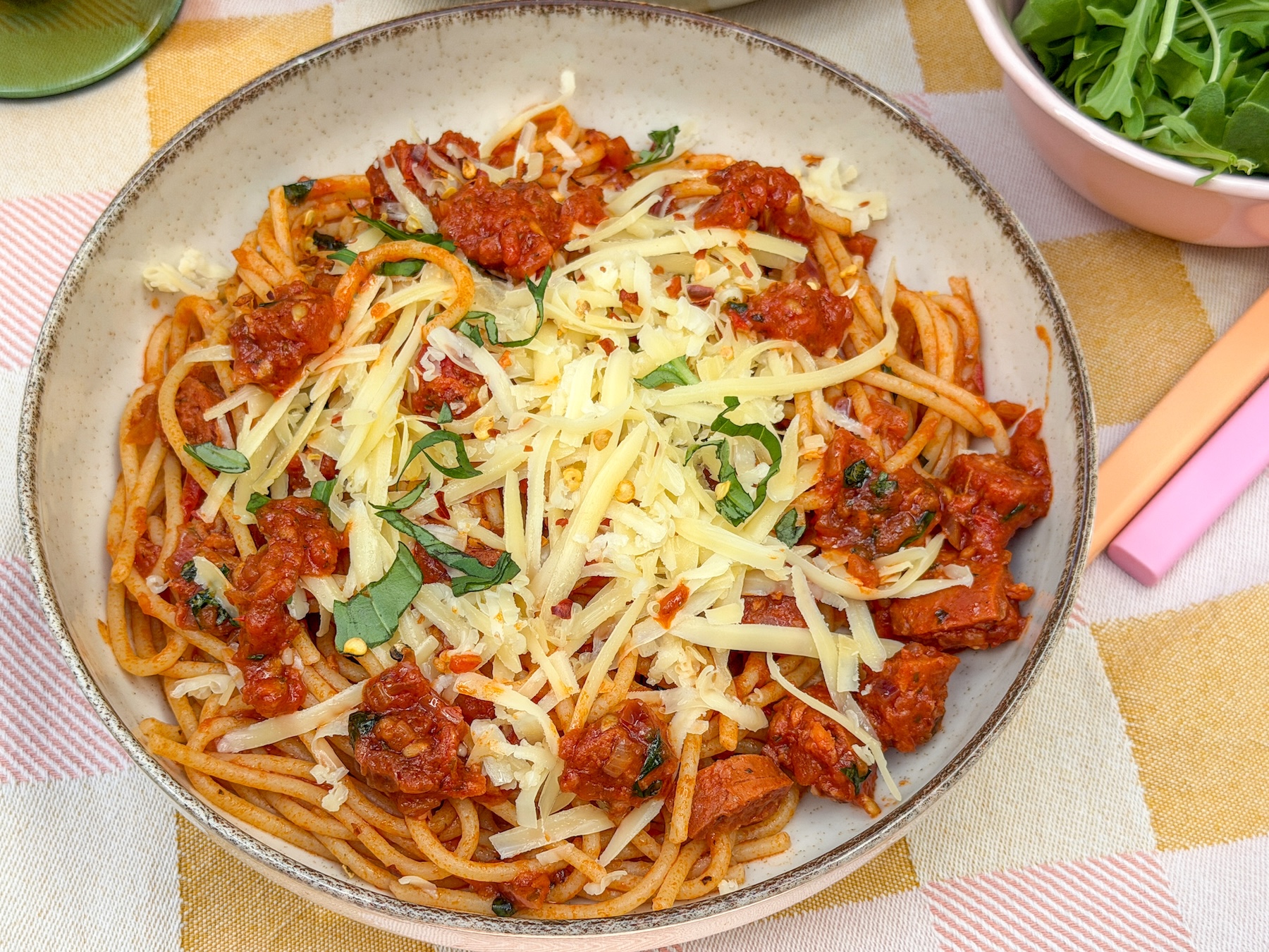 Pasta chorizo tomatensaus met kaas