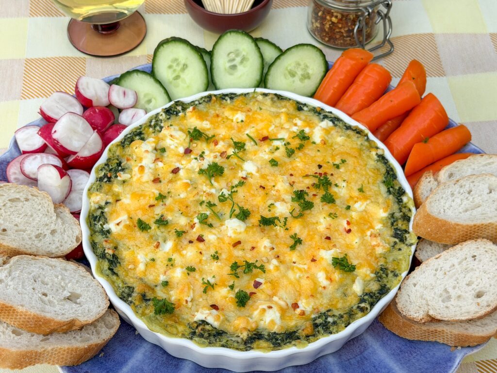 romige spinaziedip met feta uit de oven - geserveerd met rauwkost en stokbrood