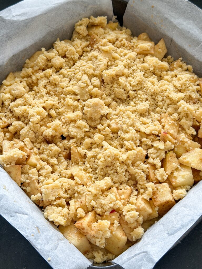 kruimellaag over de appelvulling verdelen voor afbakken
