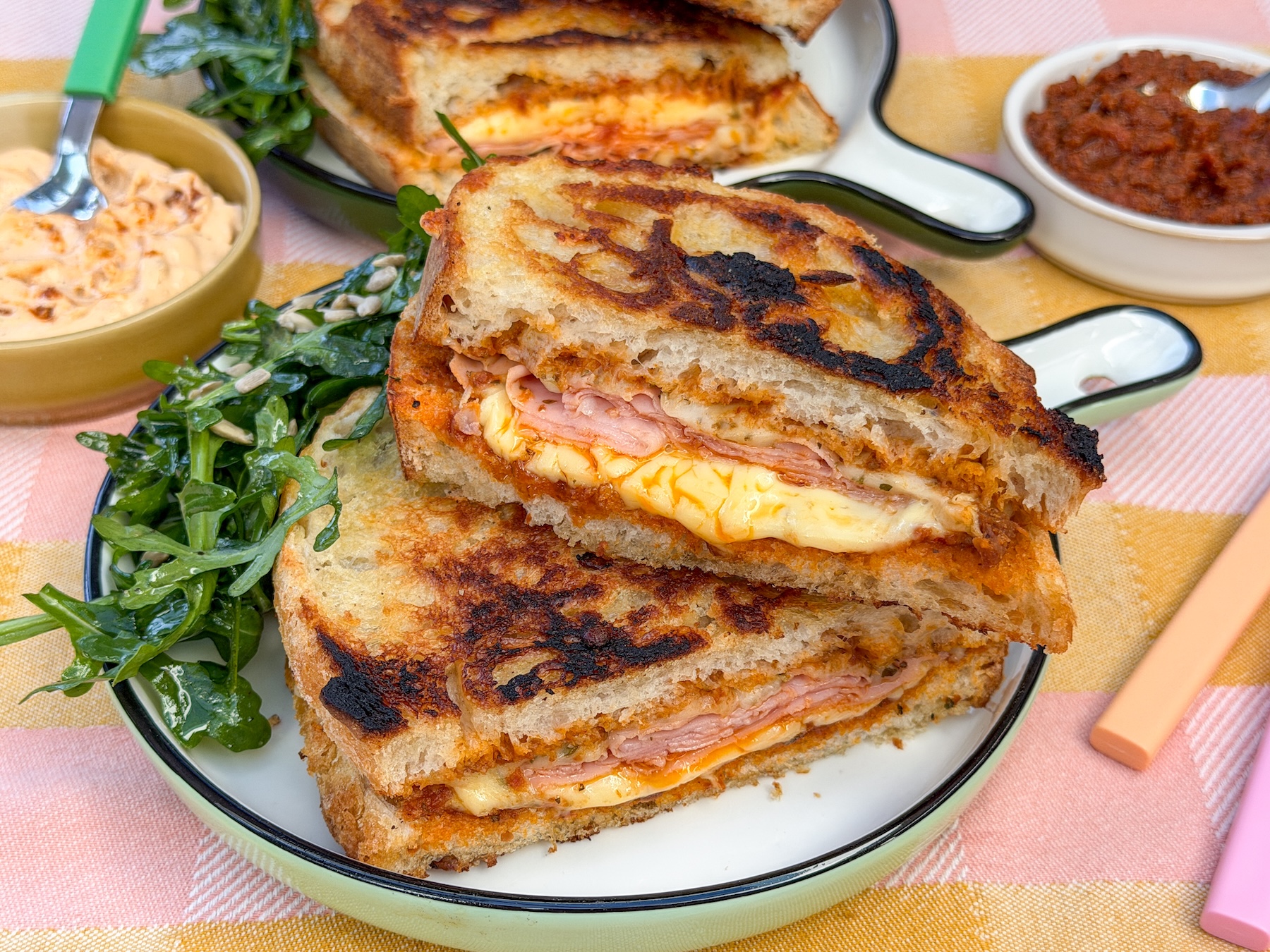 Tosti met pesto arrabbiata en mortadella