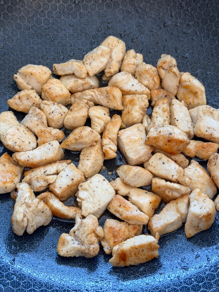 kip goudbruin bakken in pan met peper en zout
