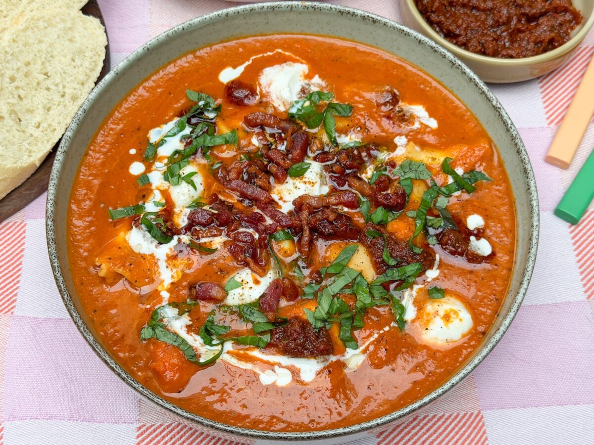Tortellini soep met tomaat en krokant gebakken spekjes