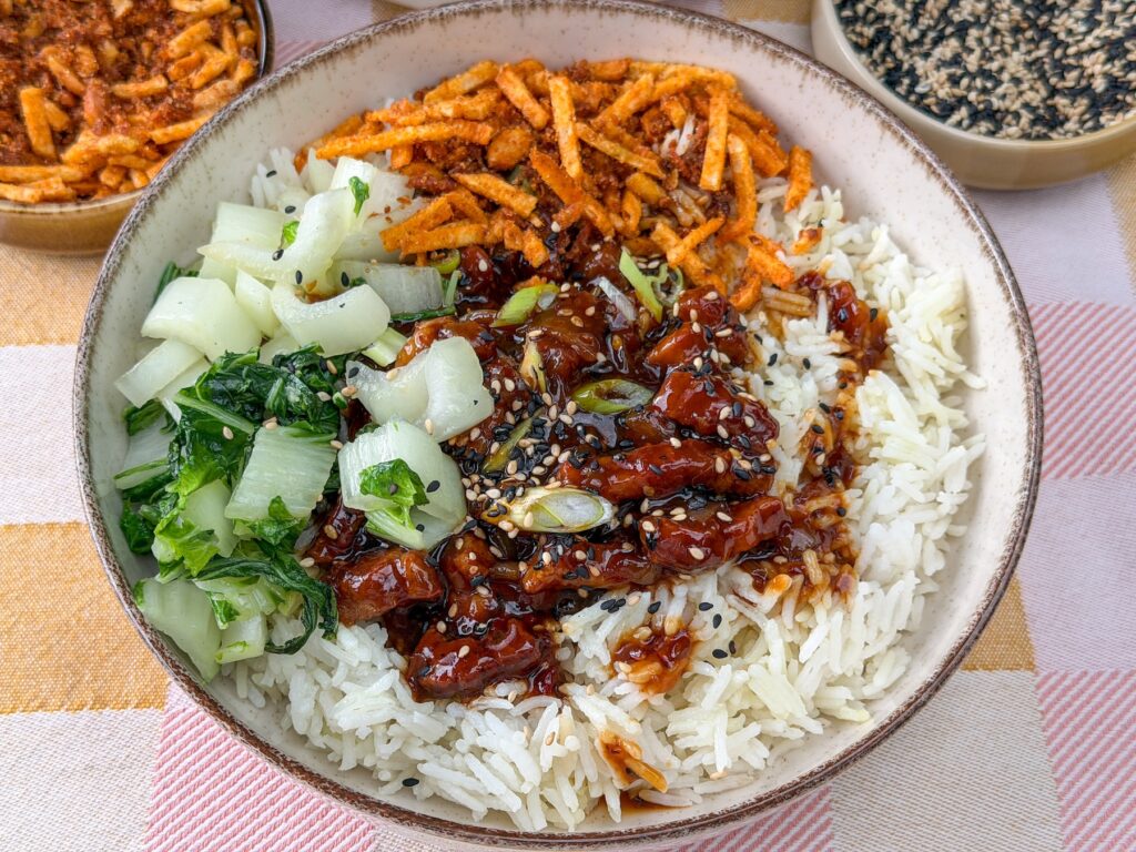 Aziatisch gebakken spek met rijst en paksoi recept