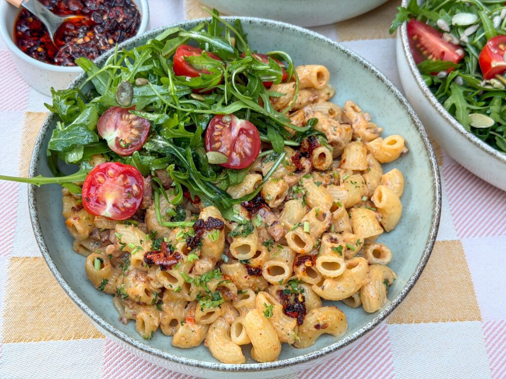 pittige pasta roomsaus met spek en rucola salade 