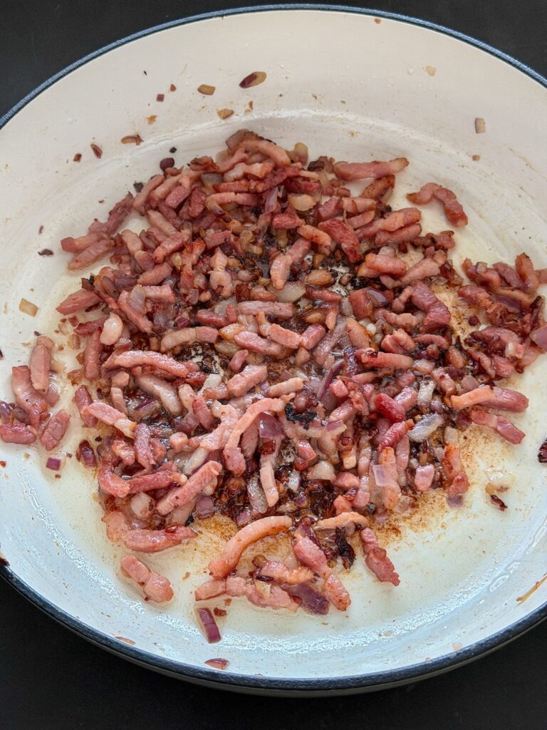 spekjes en rode ui krokant bakken