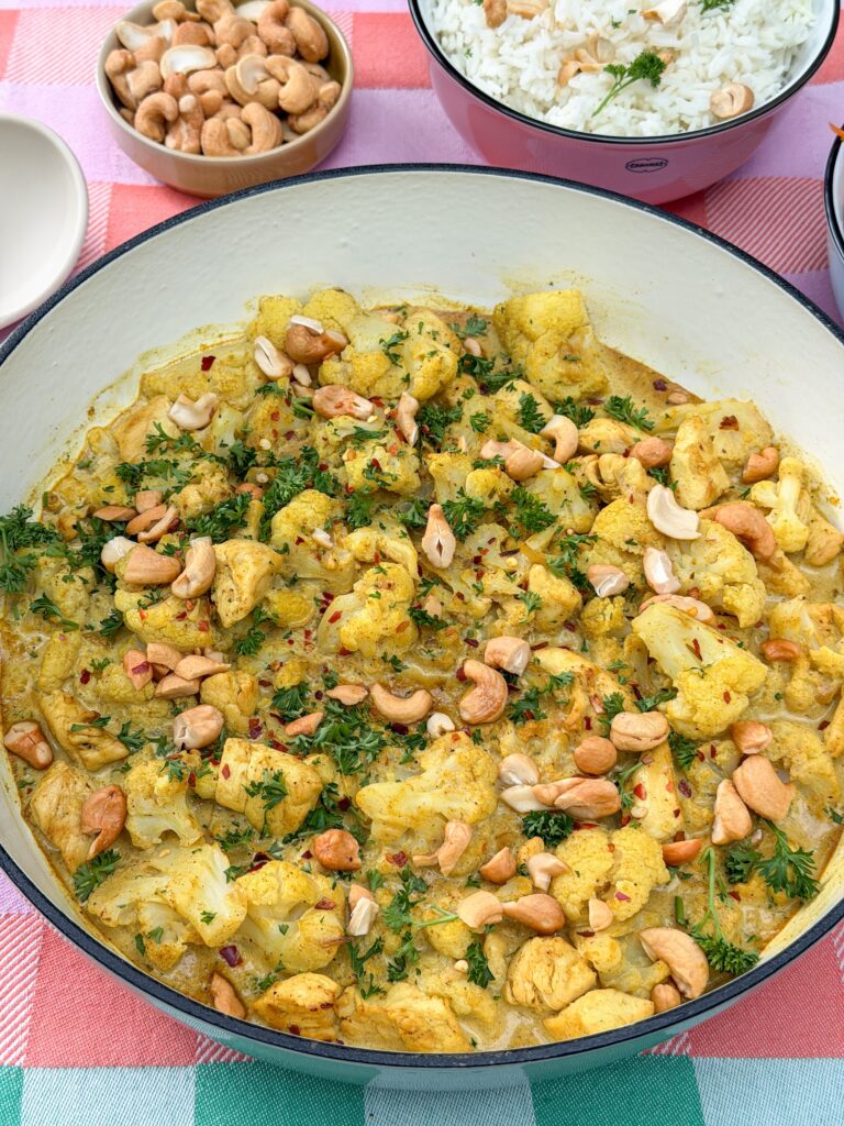 Bloemkoolcurry met kip en rijst in pan