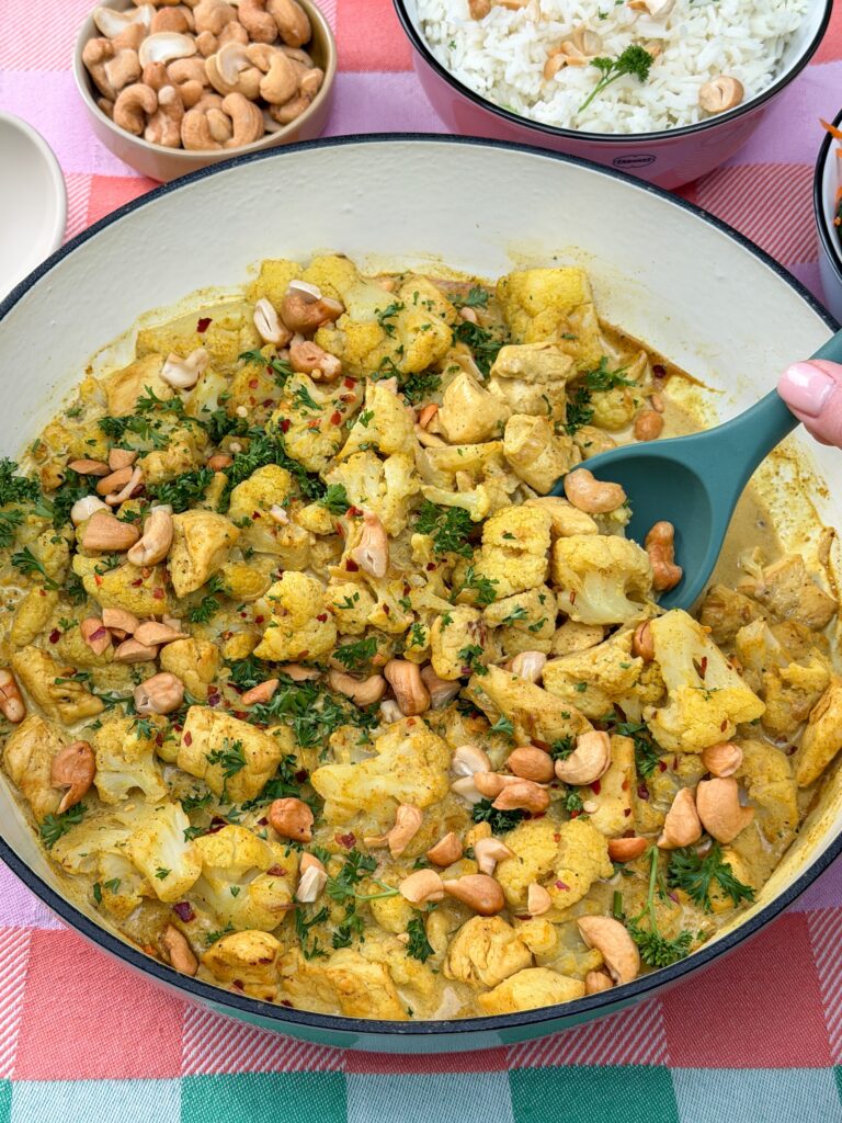 Bloemkoolcurry met kip opscheppen