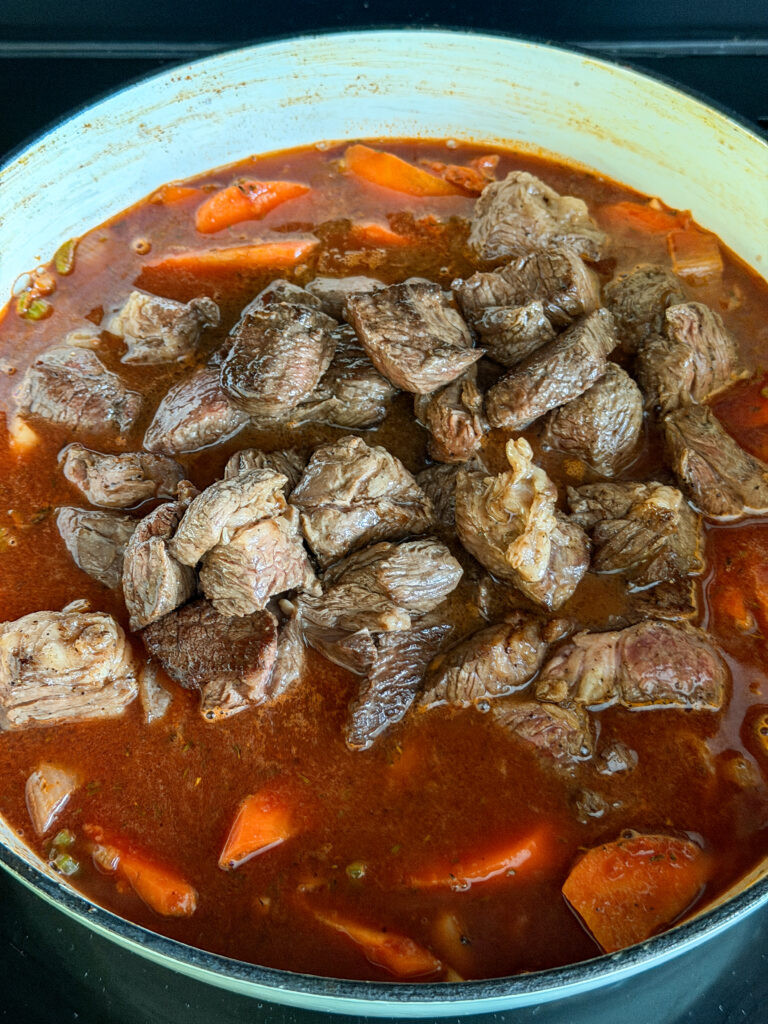 Boeuf bourguignon vlees en spek terug in pan