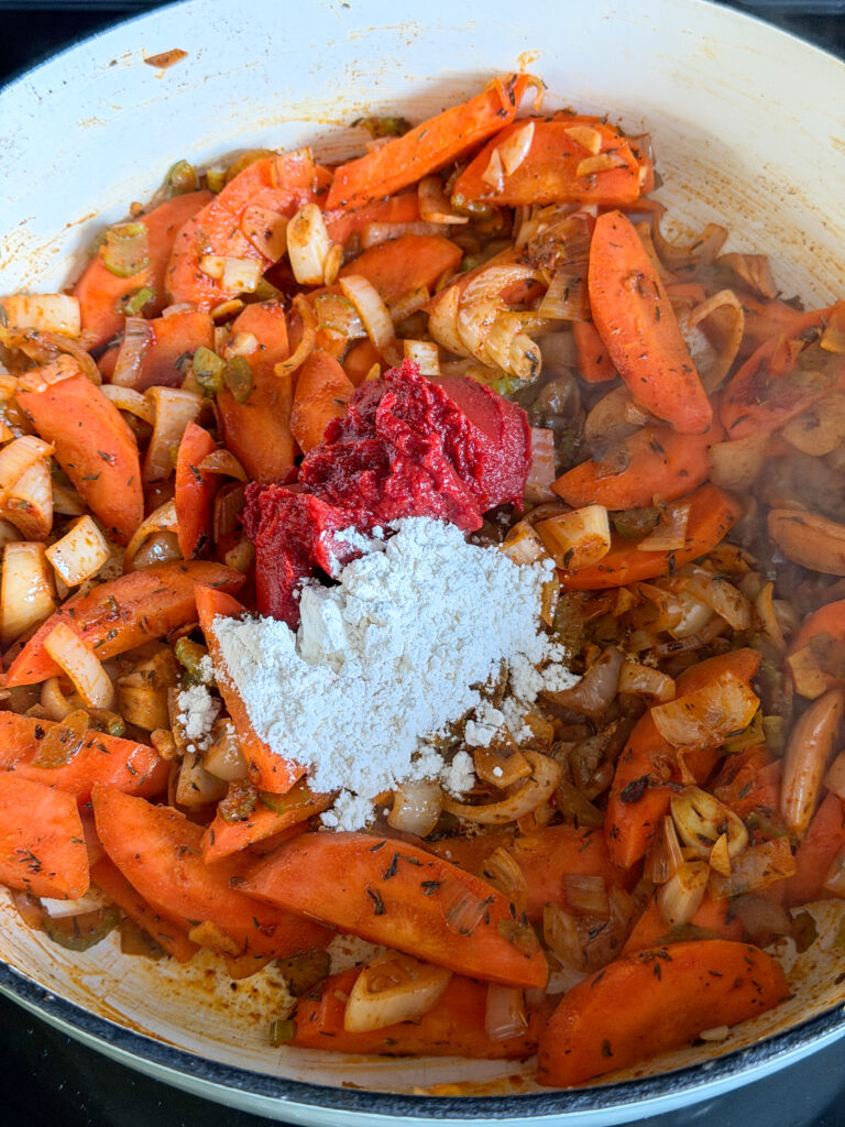 Boeuf bourguignon bloem en tomatenpuree bakken