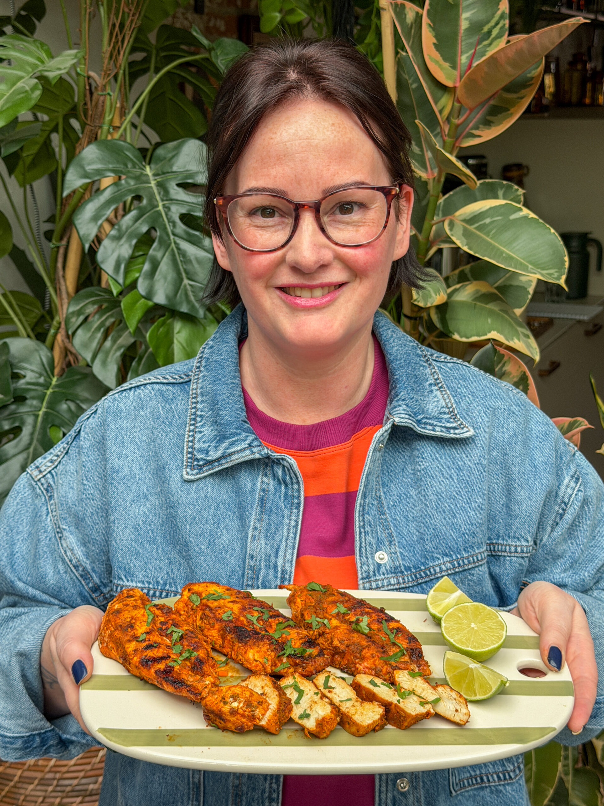 Marie Louise met een schaal chipotle kipfilet met partjes limoen