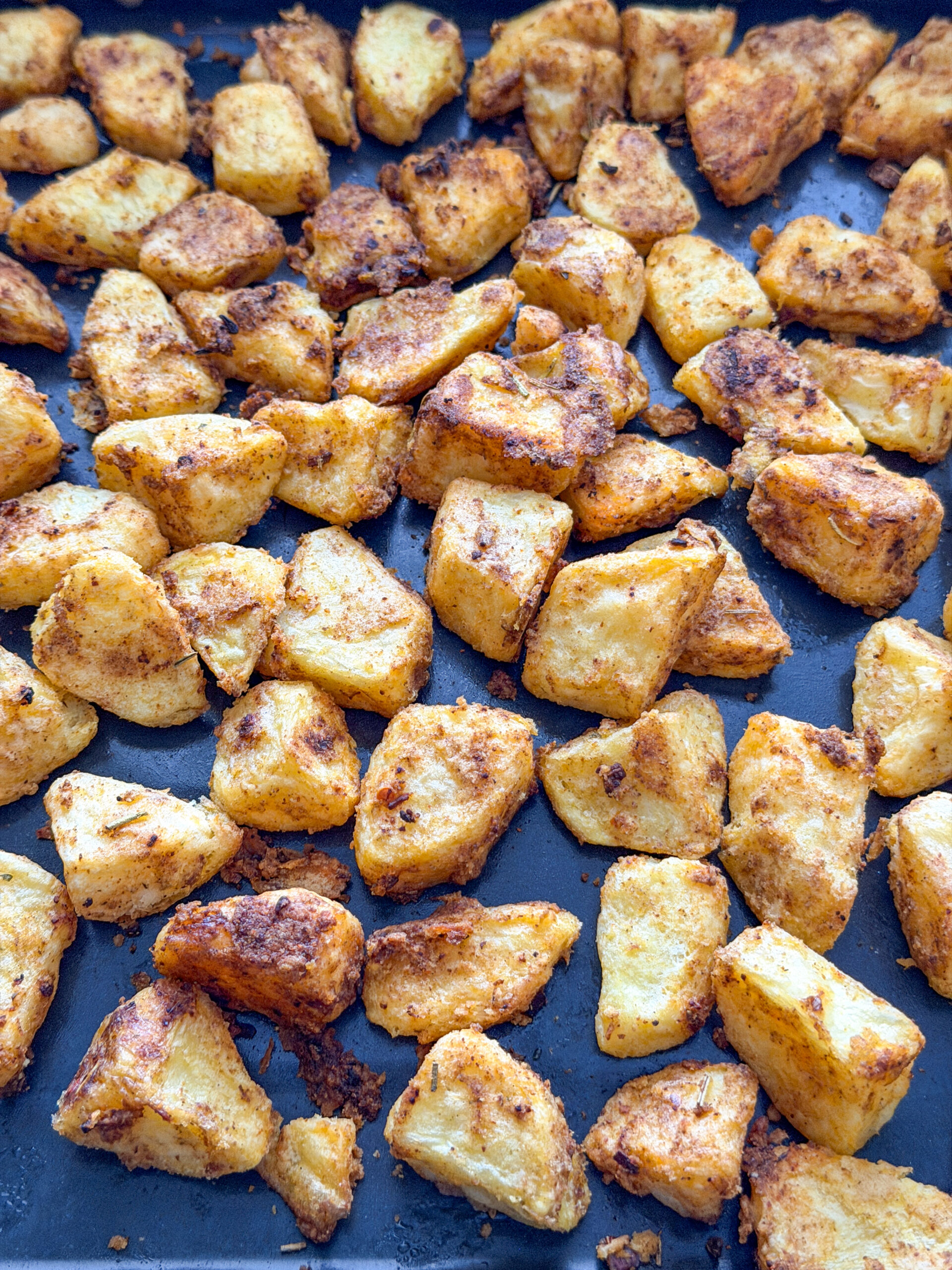 Krokant gebakken Mexicaanse aardappels net uit de oven op een bakplaat
