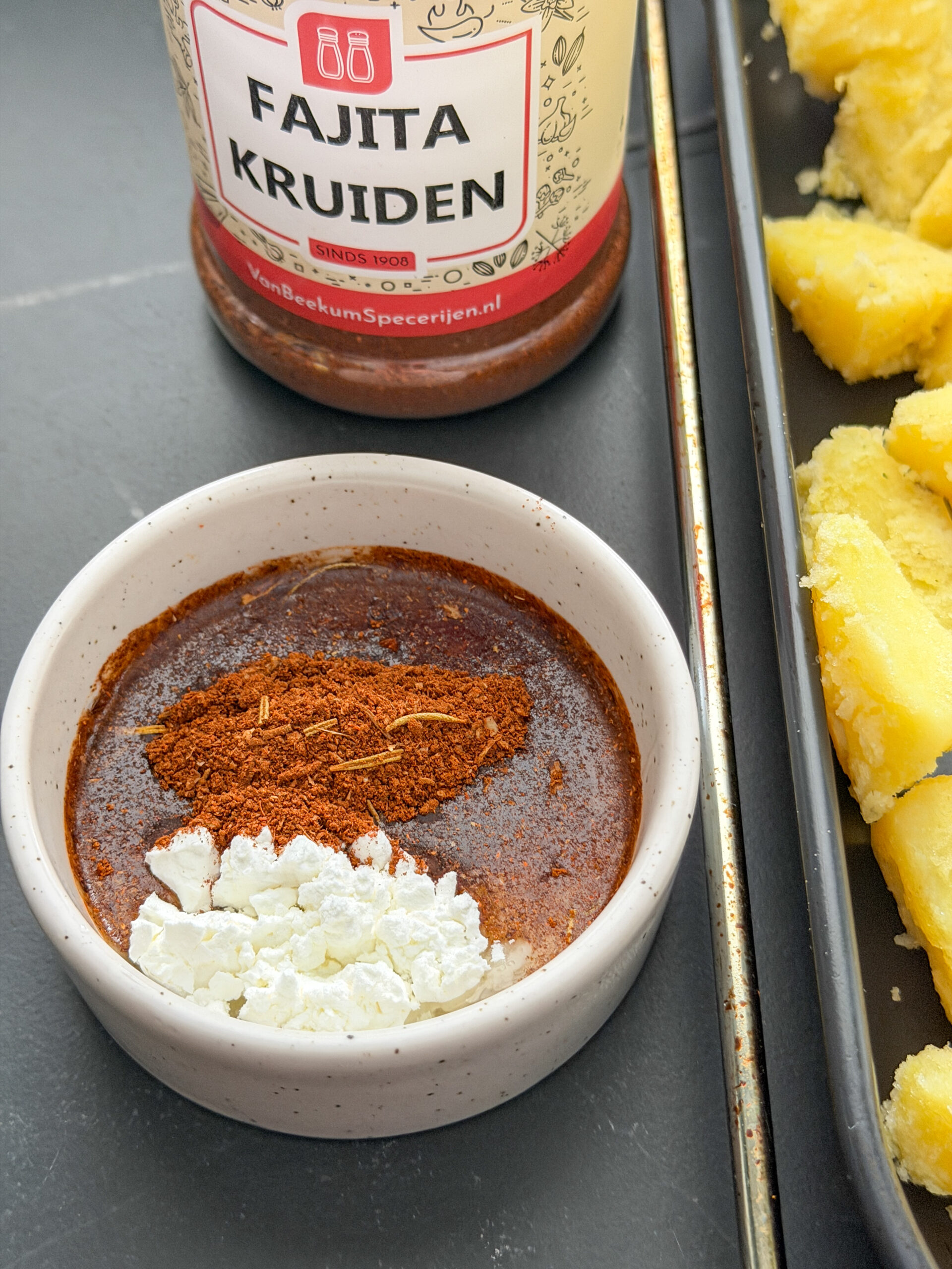 Mengsel maken van olie, maizena en fajita kruiden