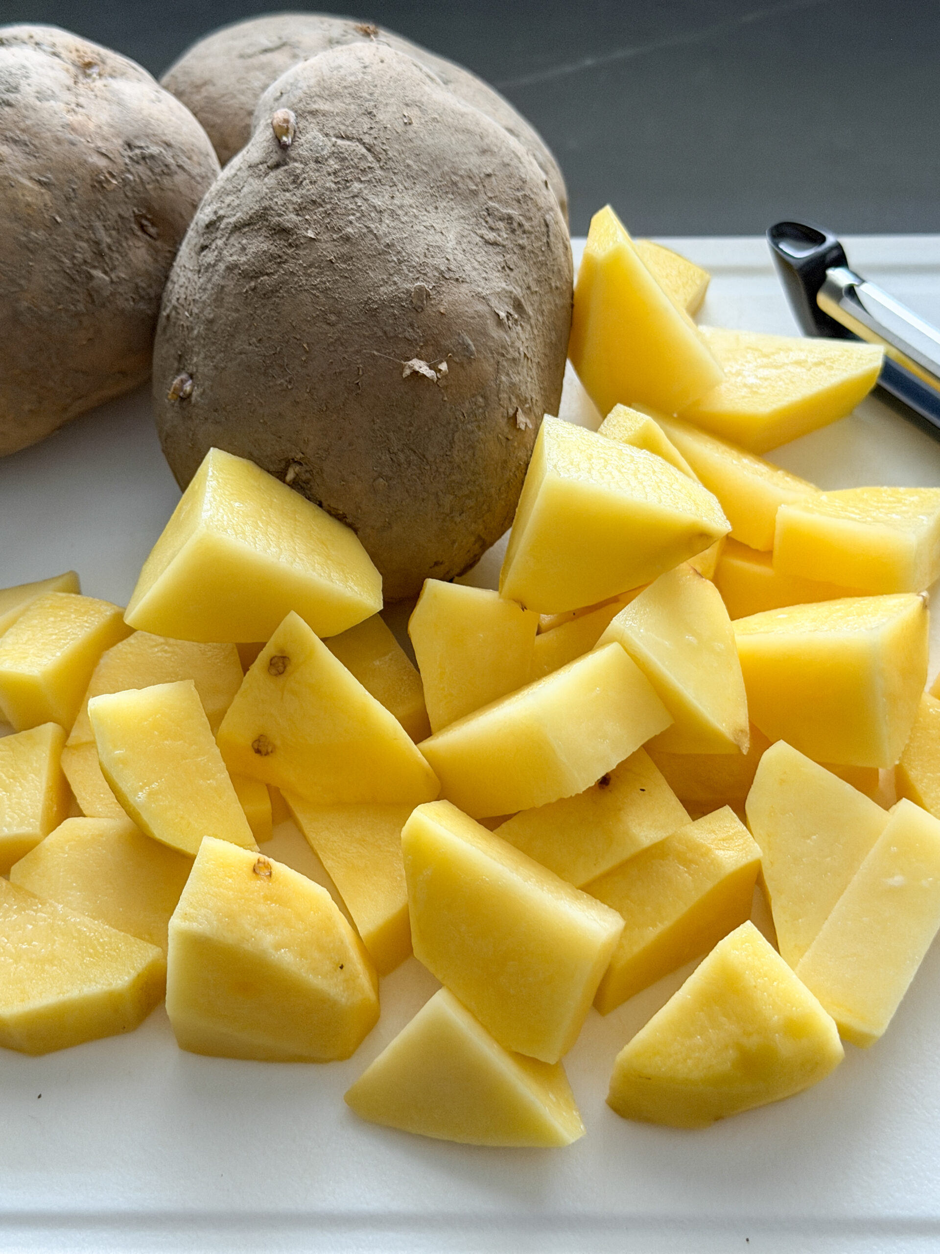 aardappels schillen voor krokante aardappels uit de oven