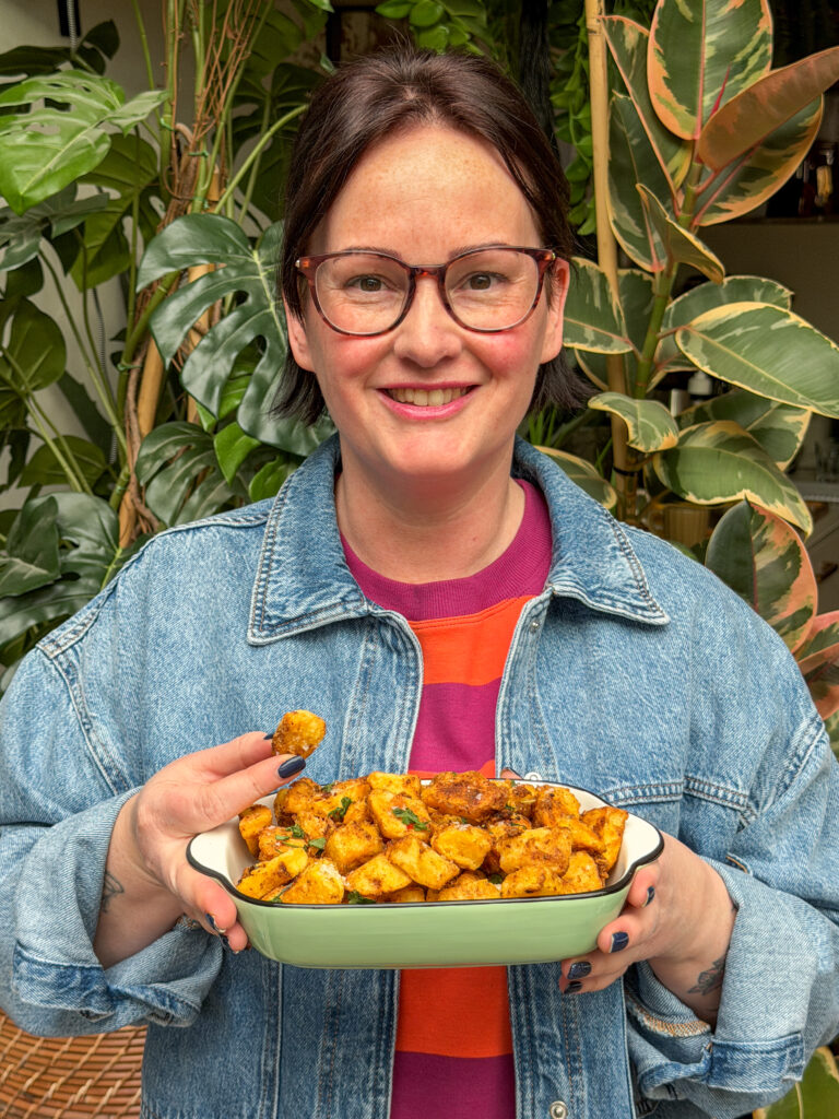 Marie Louise serveert krokant gebakken Mexicaanse aardappels uit de oven