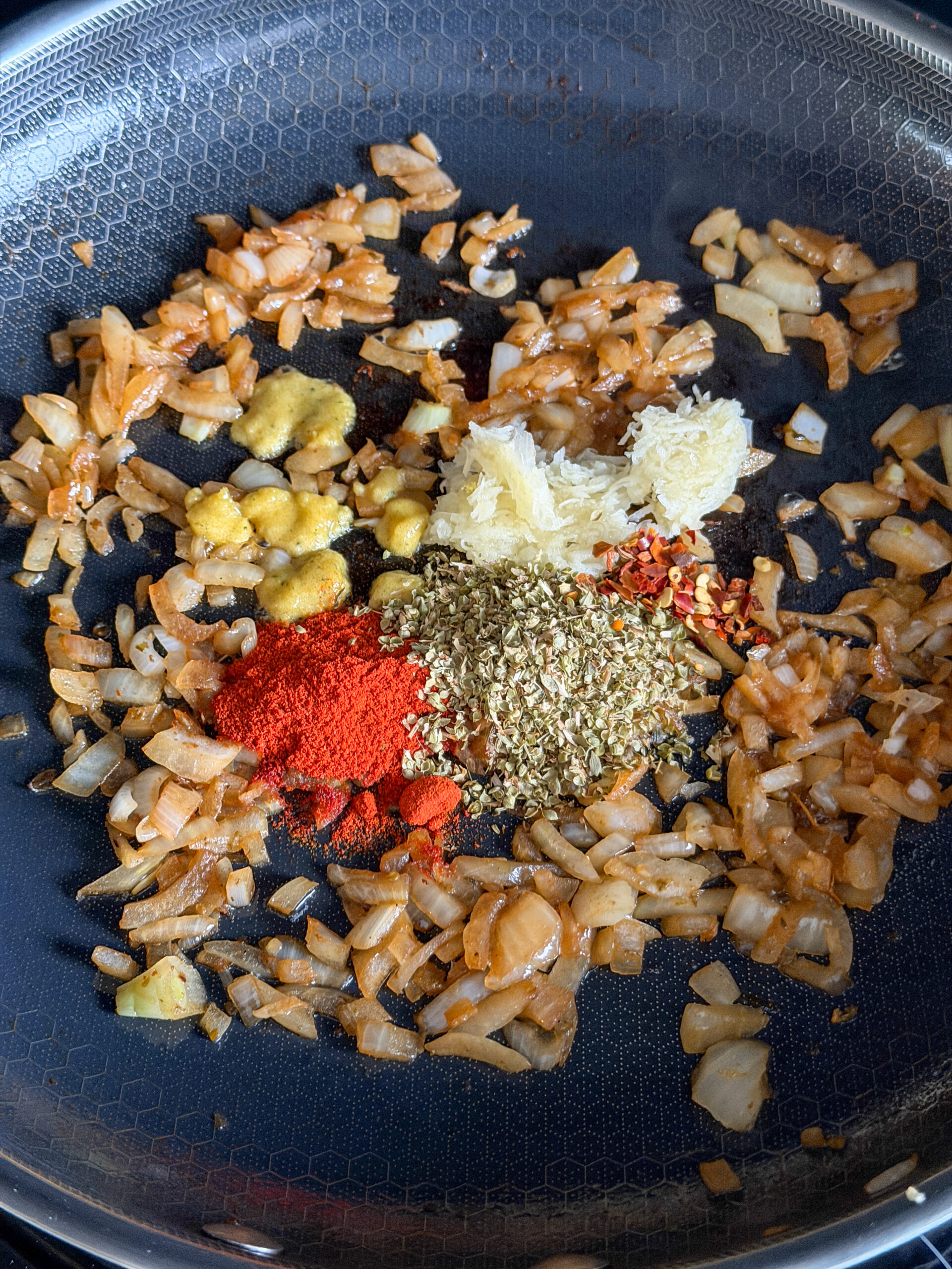 Ui, knoflook en kruiden bakken voor de roomsaus