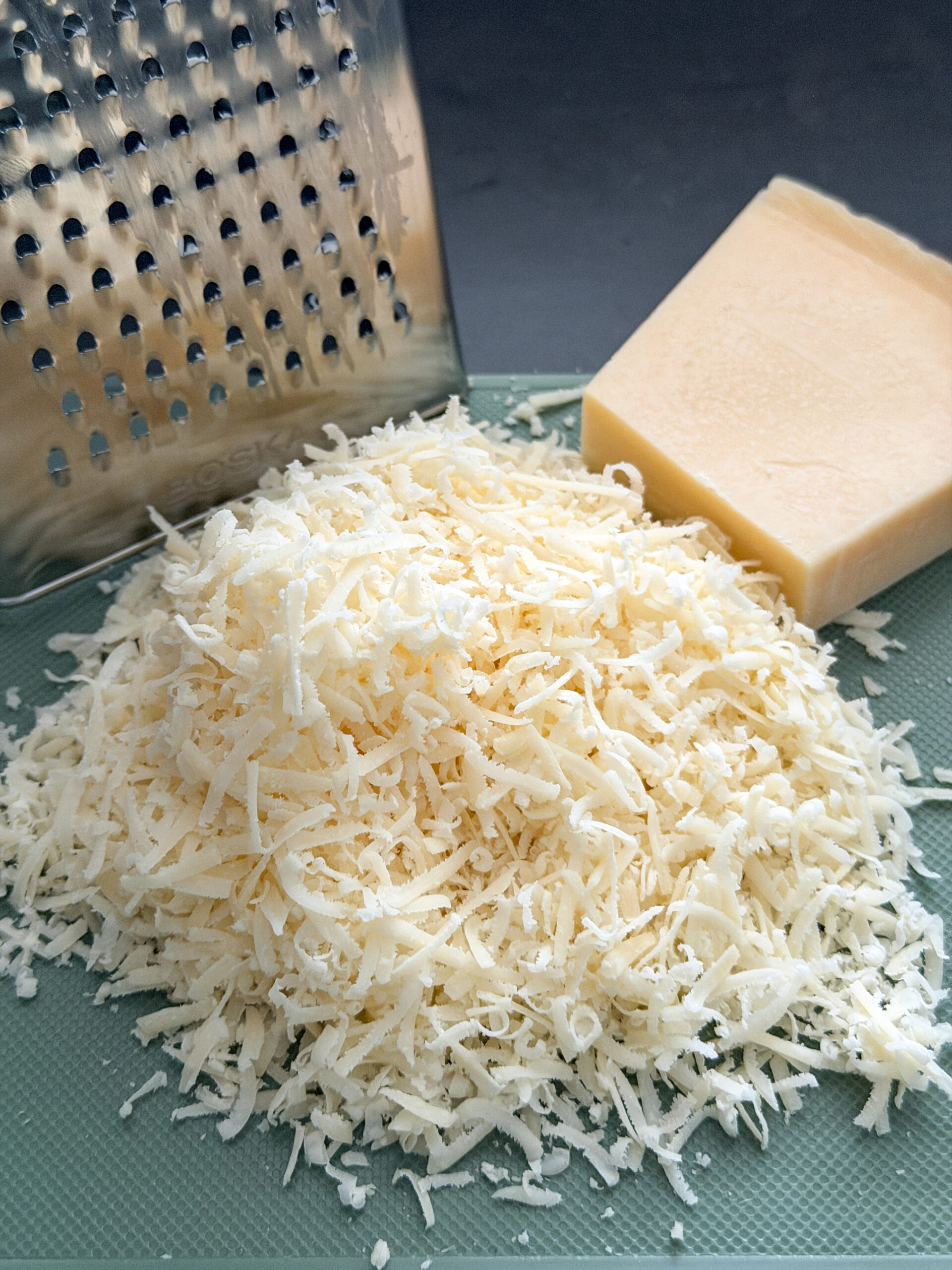 Grana Padano raspen voor in de saus