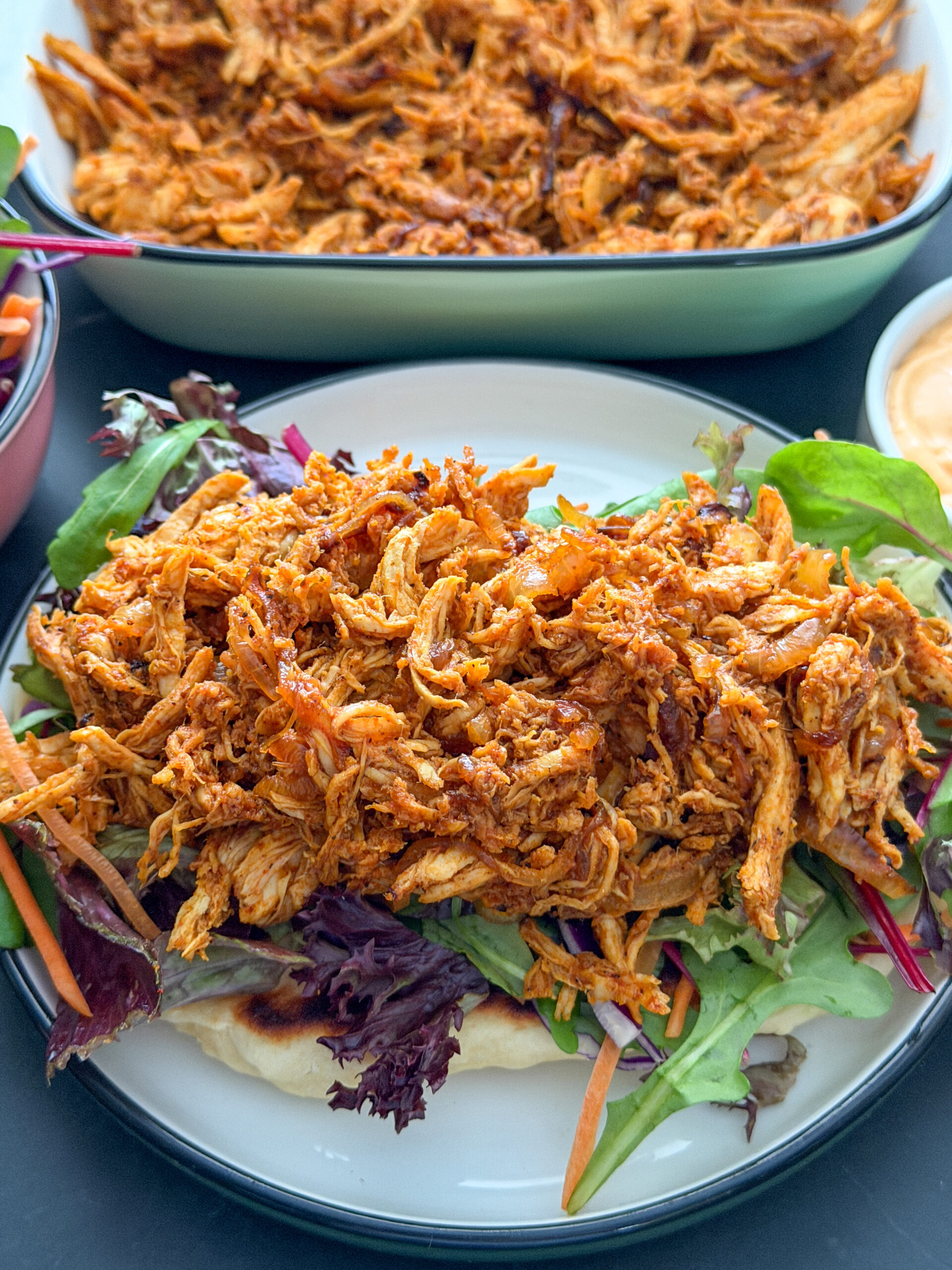 Flatbread beleggen met sla, koolmix en pulled chicken
