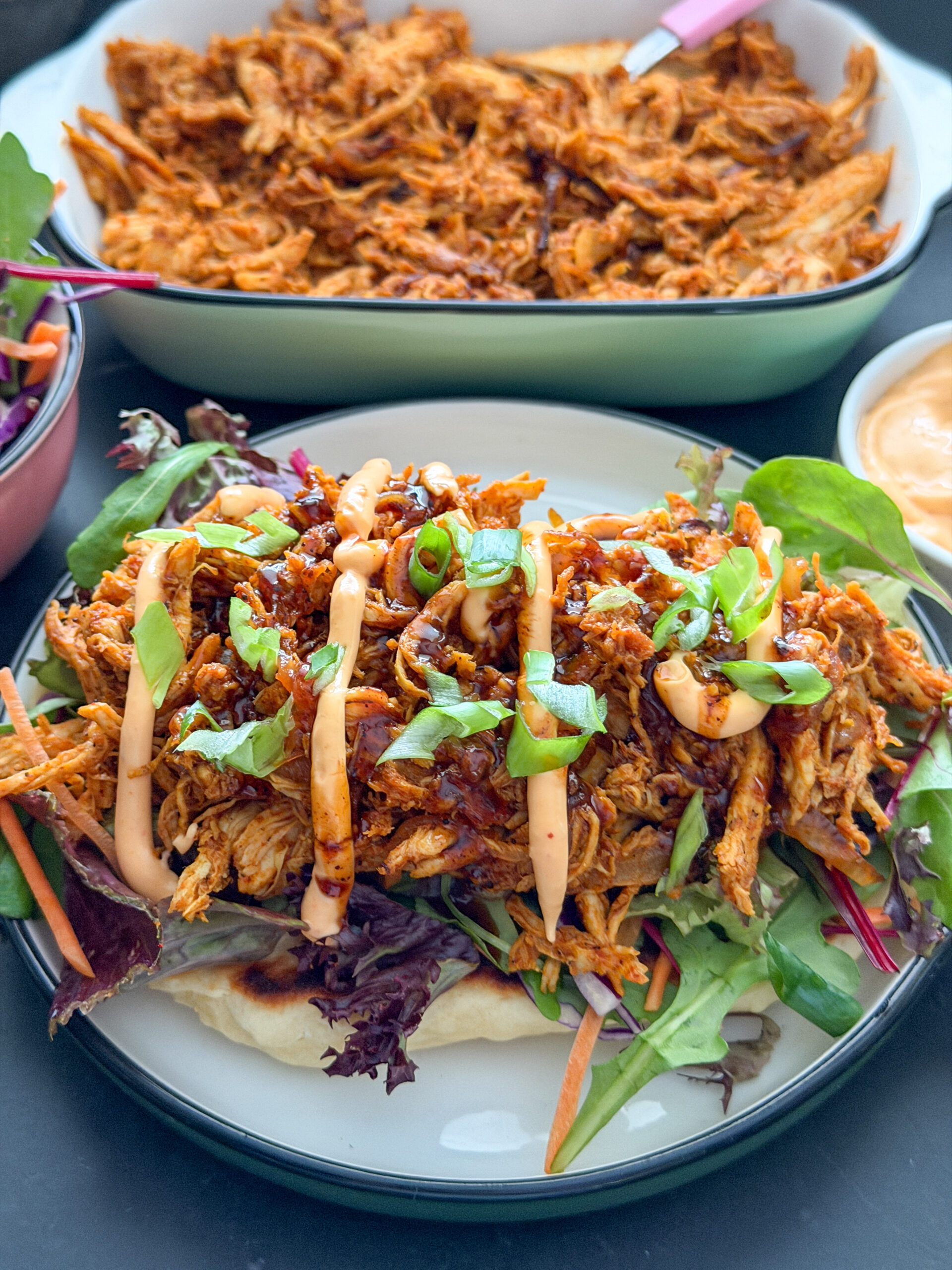 Flatbread belegt met pulled chicken en afgemaakt met sriracha-mayonaise en bosui