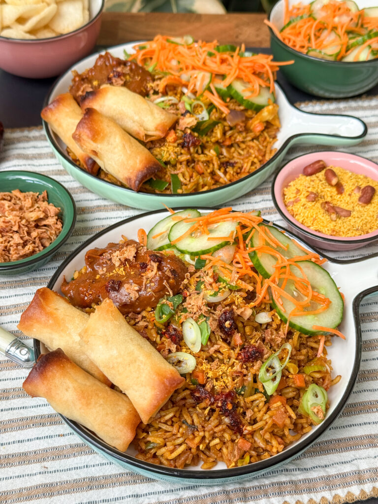 Vegetarische nasi met pindasaus en vega loempia