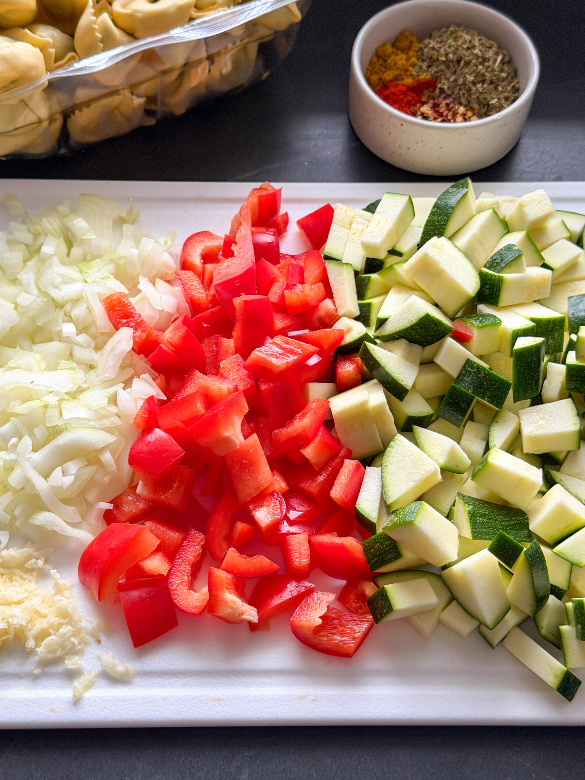 Groenten snijden voor de ovenschotel met ravioli