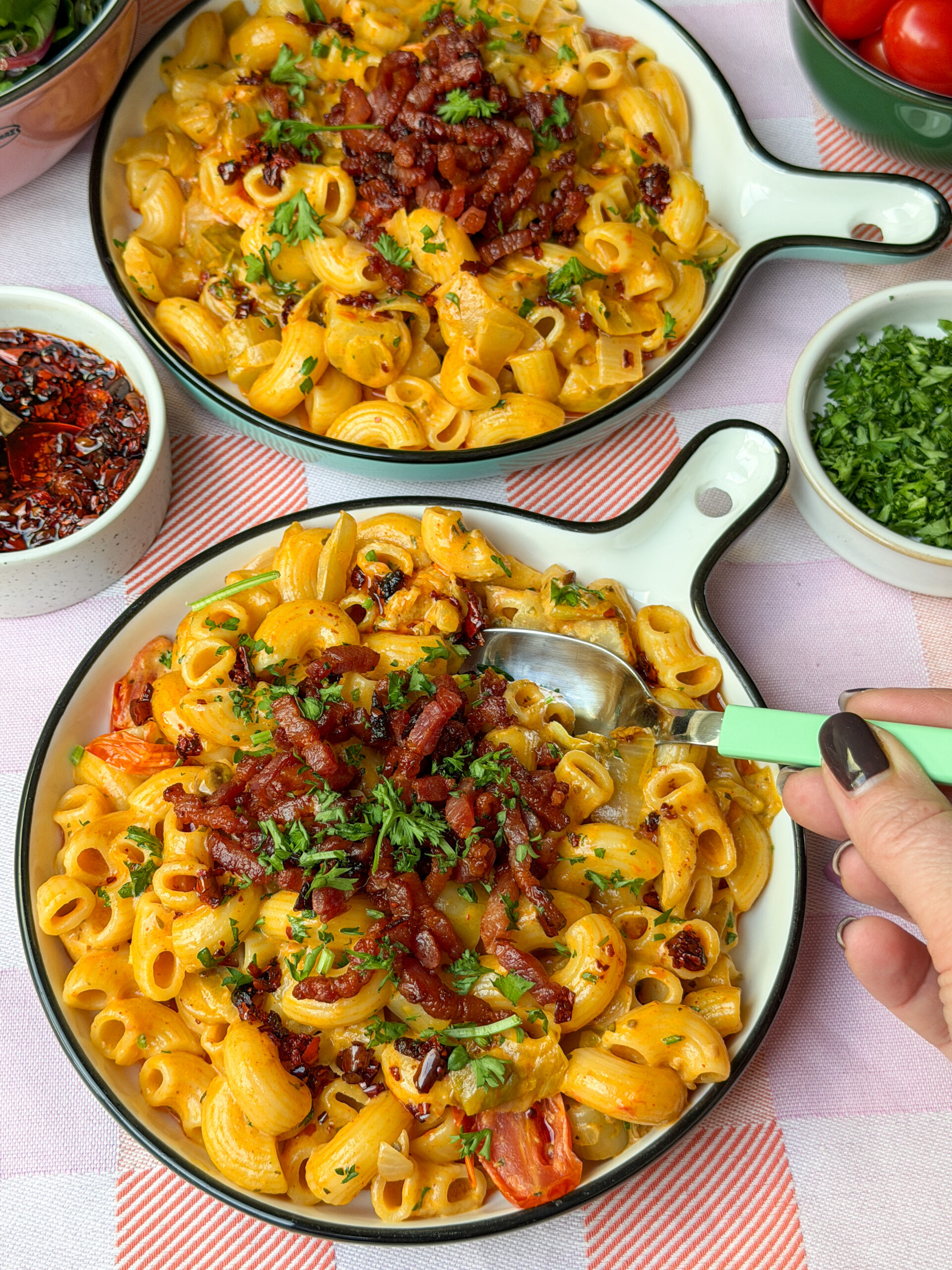 Romige pasta met witlof en spekjes geserveerd op rond rond met lepel