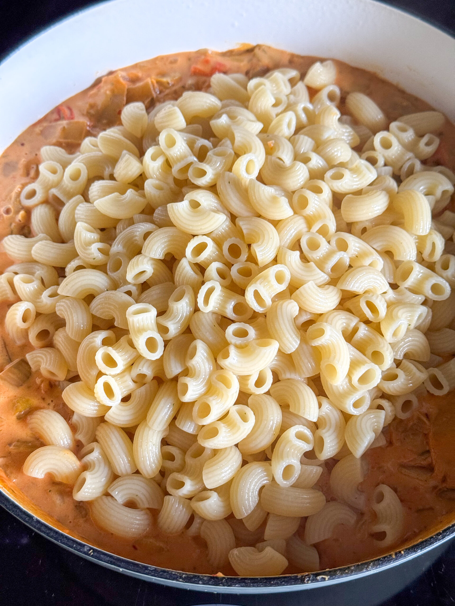 Gekookte pasta mengen door de romige witlof saus