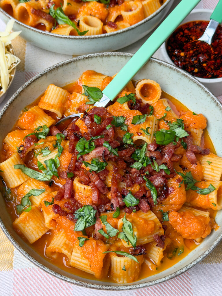 pasta met pompoensaus geserveerd met krokant gebakken spekjes en crispy chili olie