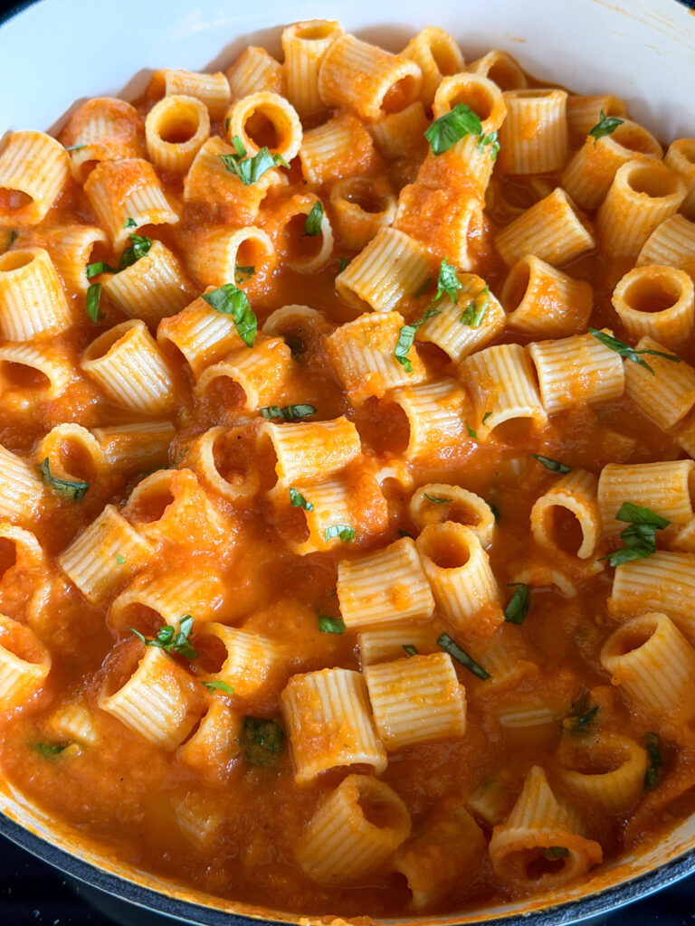 Pasta mengen door pompoen saus