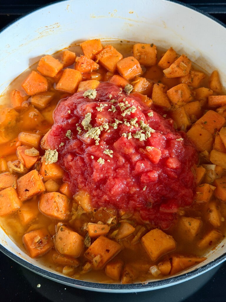 Pasta pompoensaus maken met tomatenblokjes