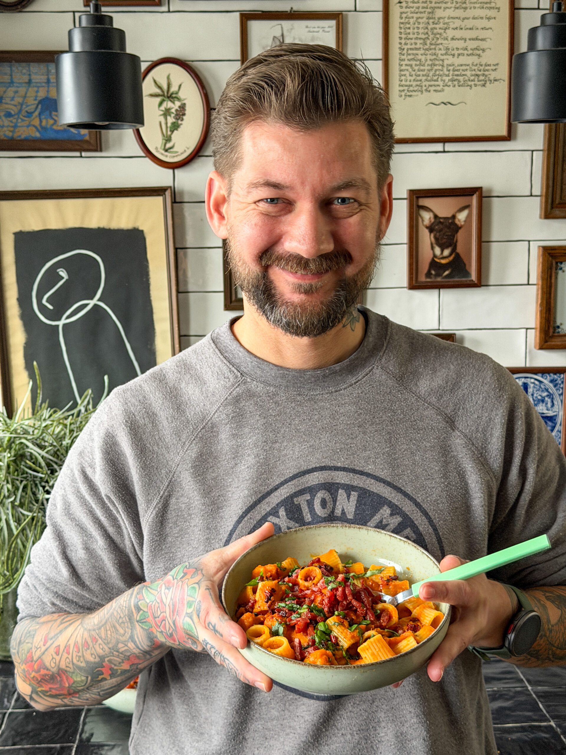 Jan Willem houdt een kom pasta met pompoensaus vast