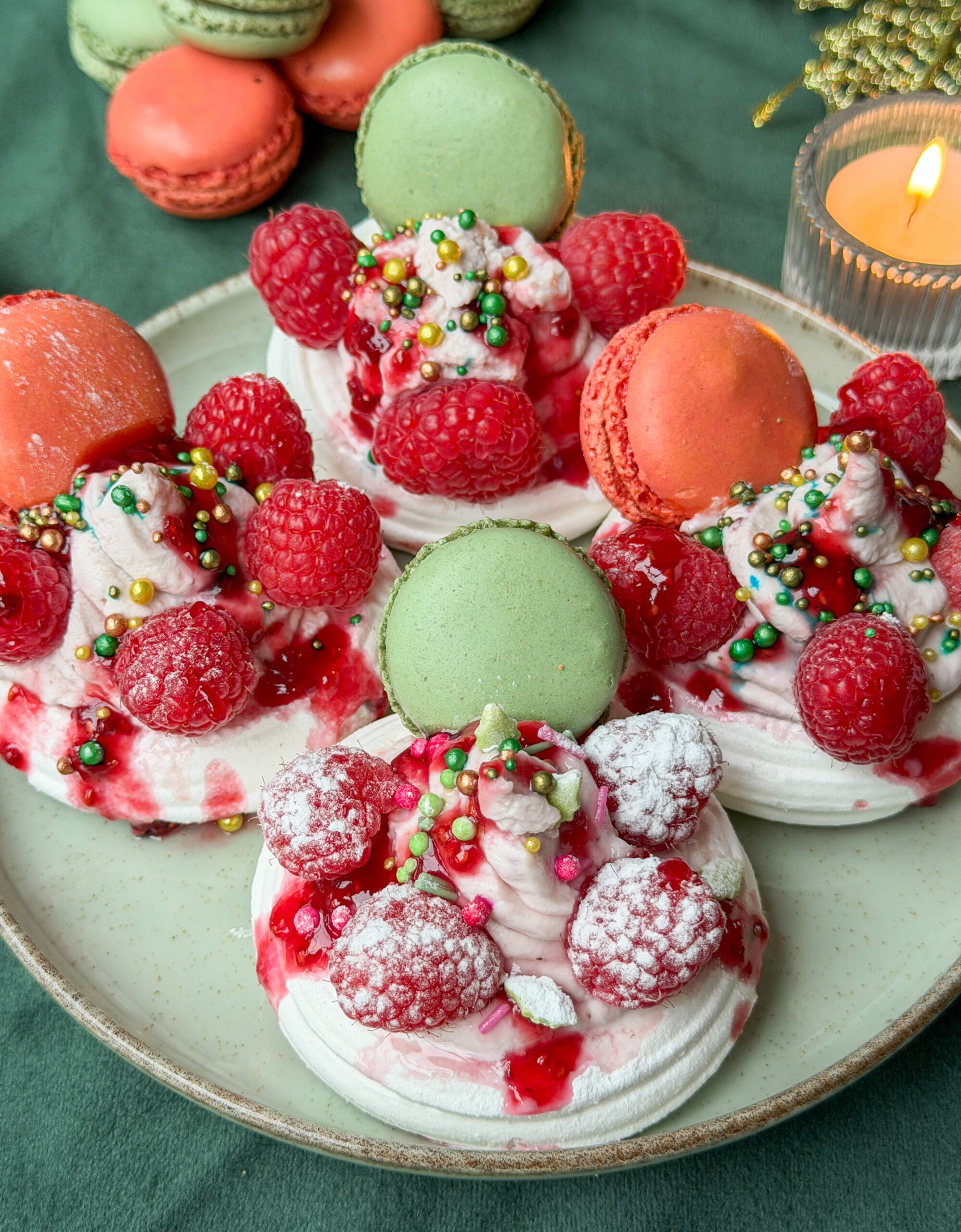 Feestelijke pavlova's met frambozen mascarpone en macarons op een bord