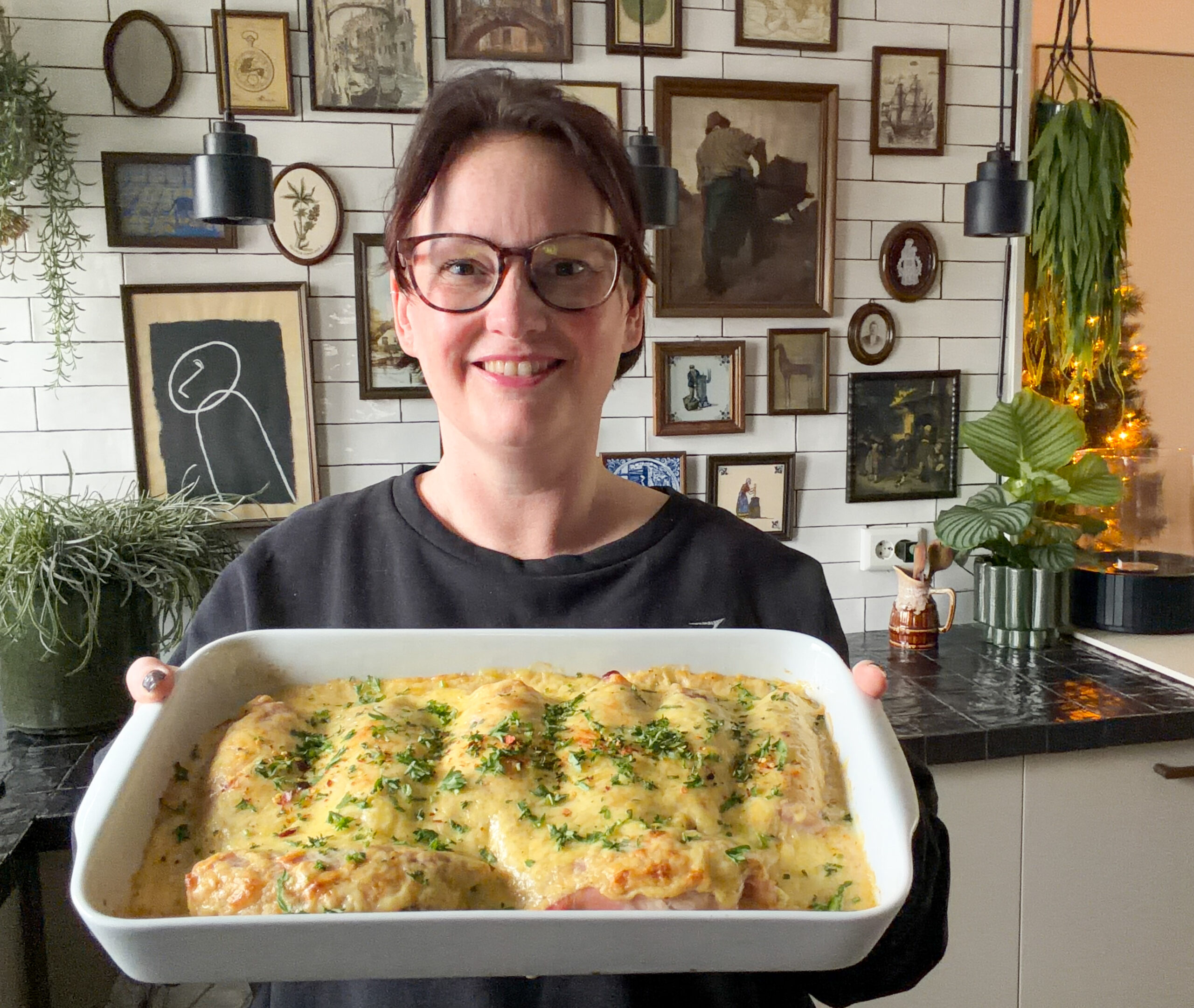 Marie Louise houdt de witlof met ham en kaas ovenschotel vast in eigen keuken