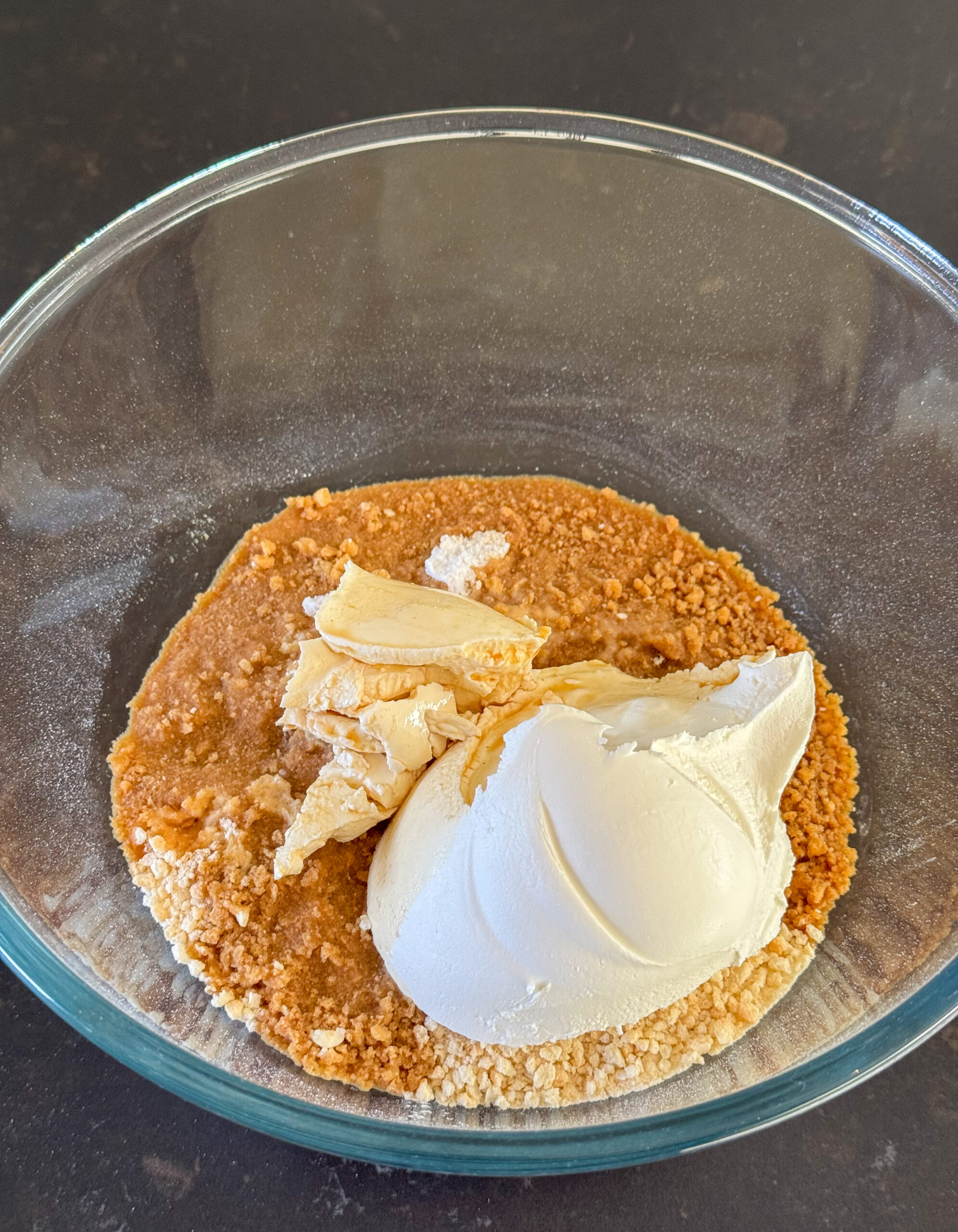 Mascarpone, espresso en poedersuiker mengen door verkruimelde lange vingers