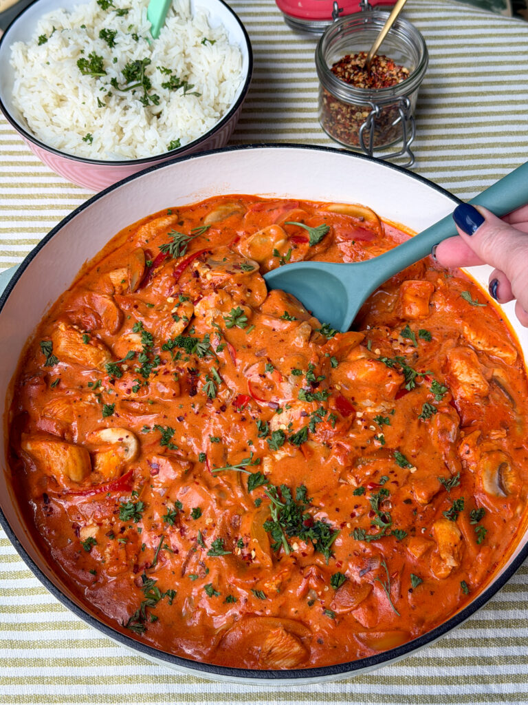 Kip stroganoff met rijst serveren