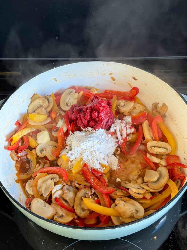 Groenten en tomatenpuree voor stroganoff