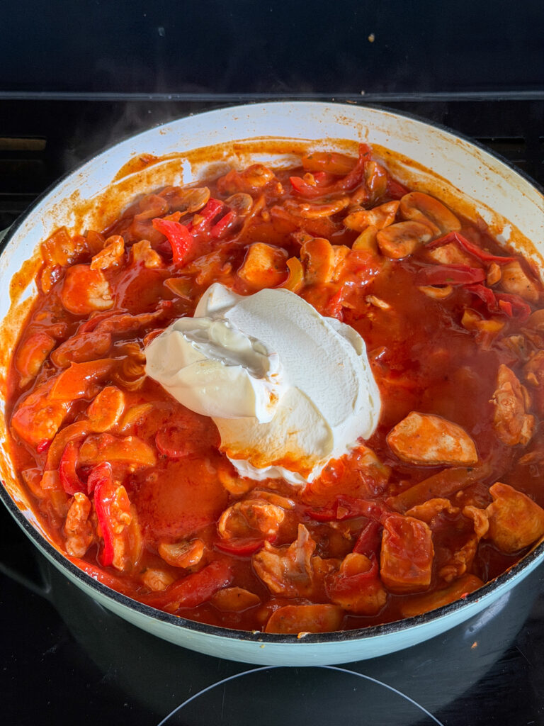 Saus met creme fraiche voor kip stroganoff maken
