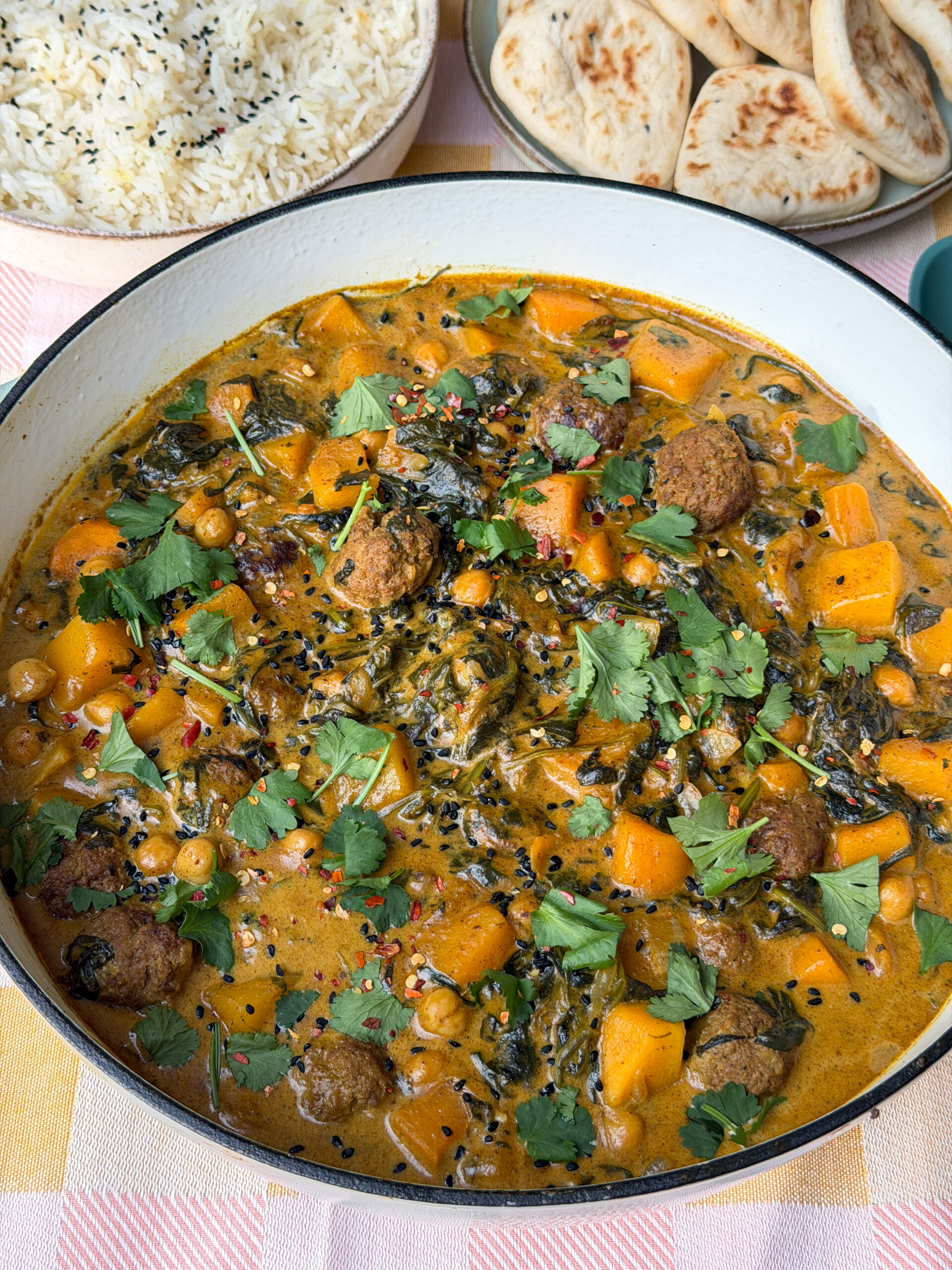 pompoencurry met spinazie en gehaktballetjes geserveerd met rijst en naan