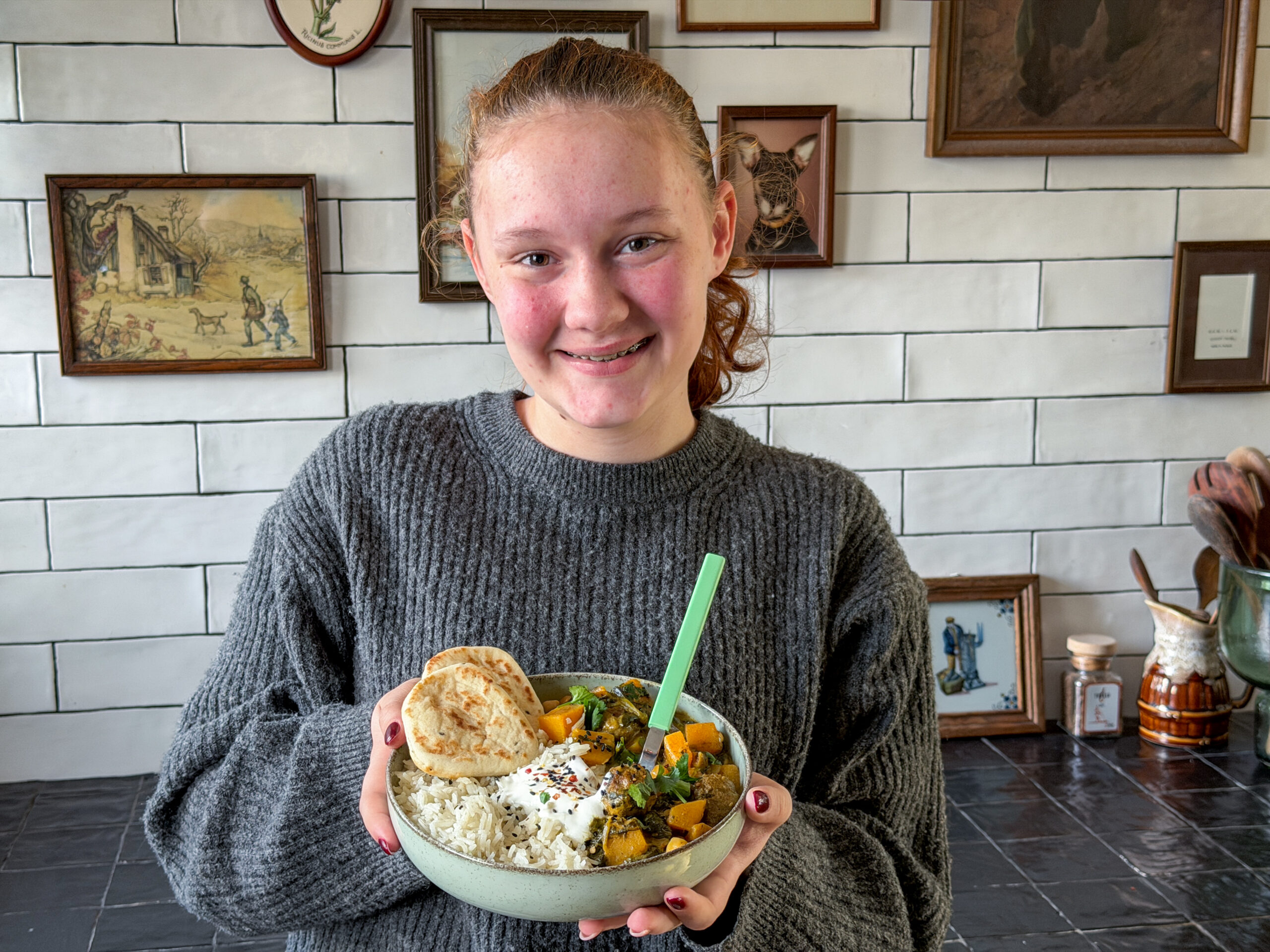 Amaranthe met kom pompoencurry met spinazie en gehaktballetjes geserveerd met rijst en naan