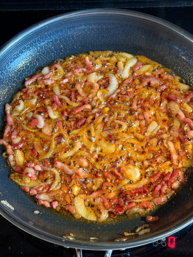 Spekjes uien met sambal en honing bakken voor boerenkool stamppot