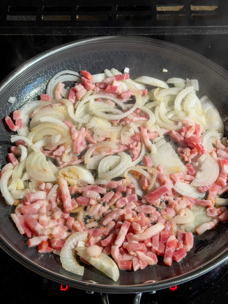 Uien en spekjes bakken voor boerenkool stamppot