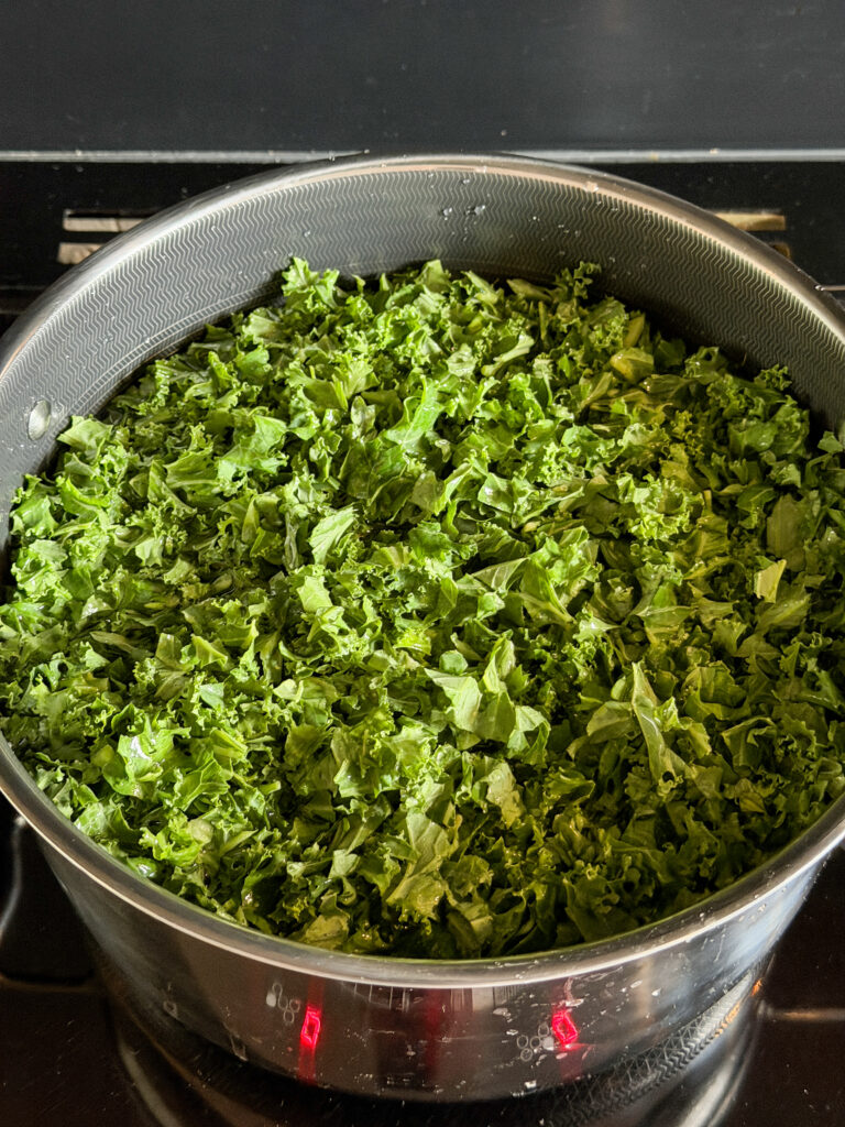 Boerenkool in pan stamppot voorbereiding
