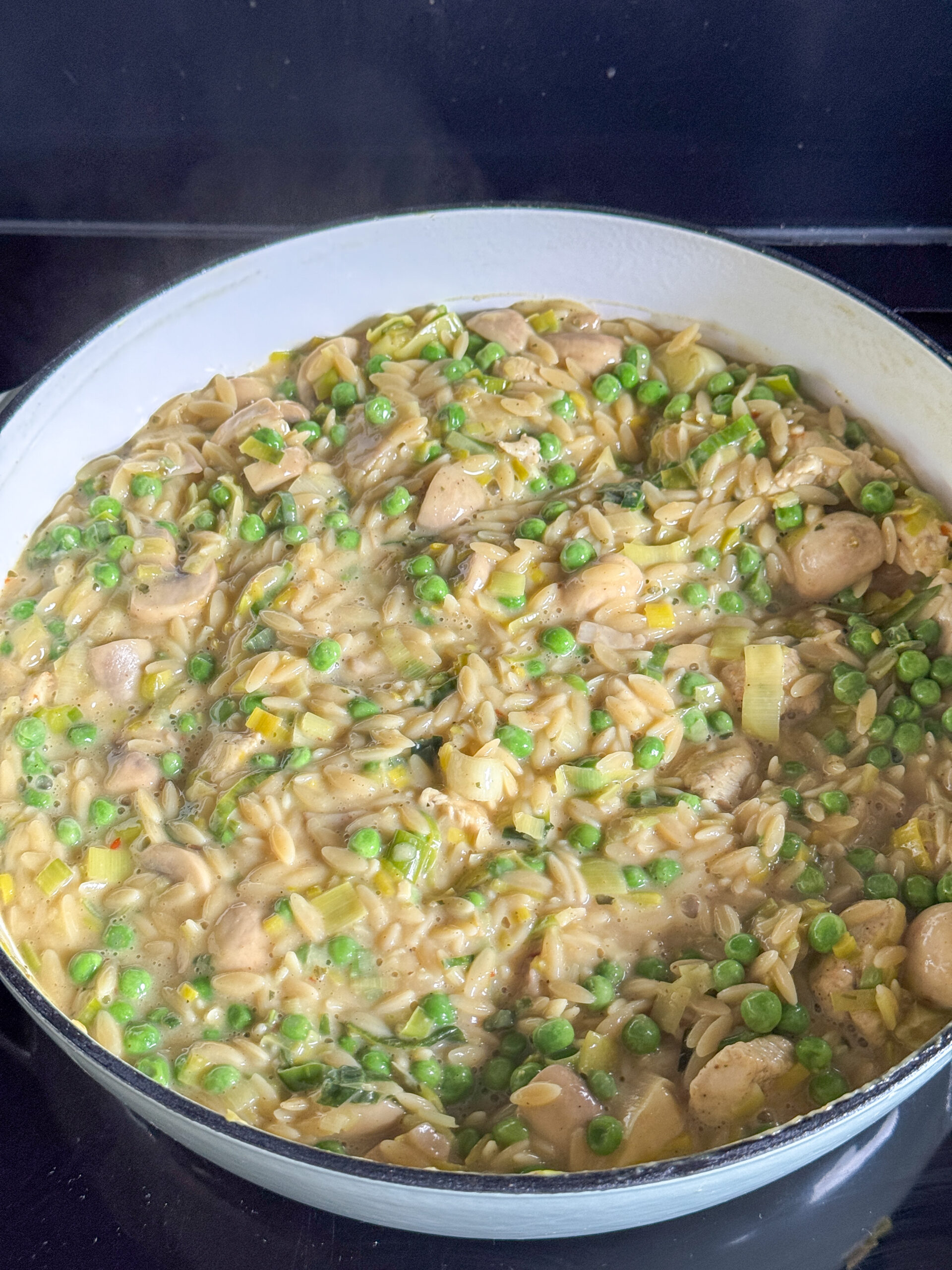 Orzo koken in romige saus met kip en groenten