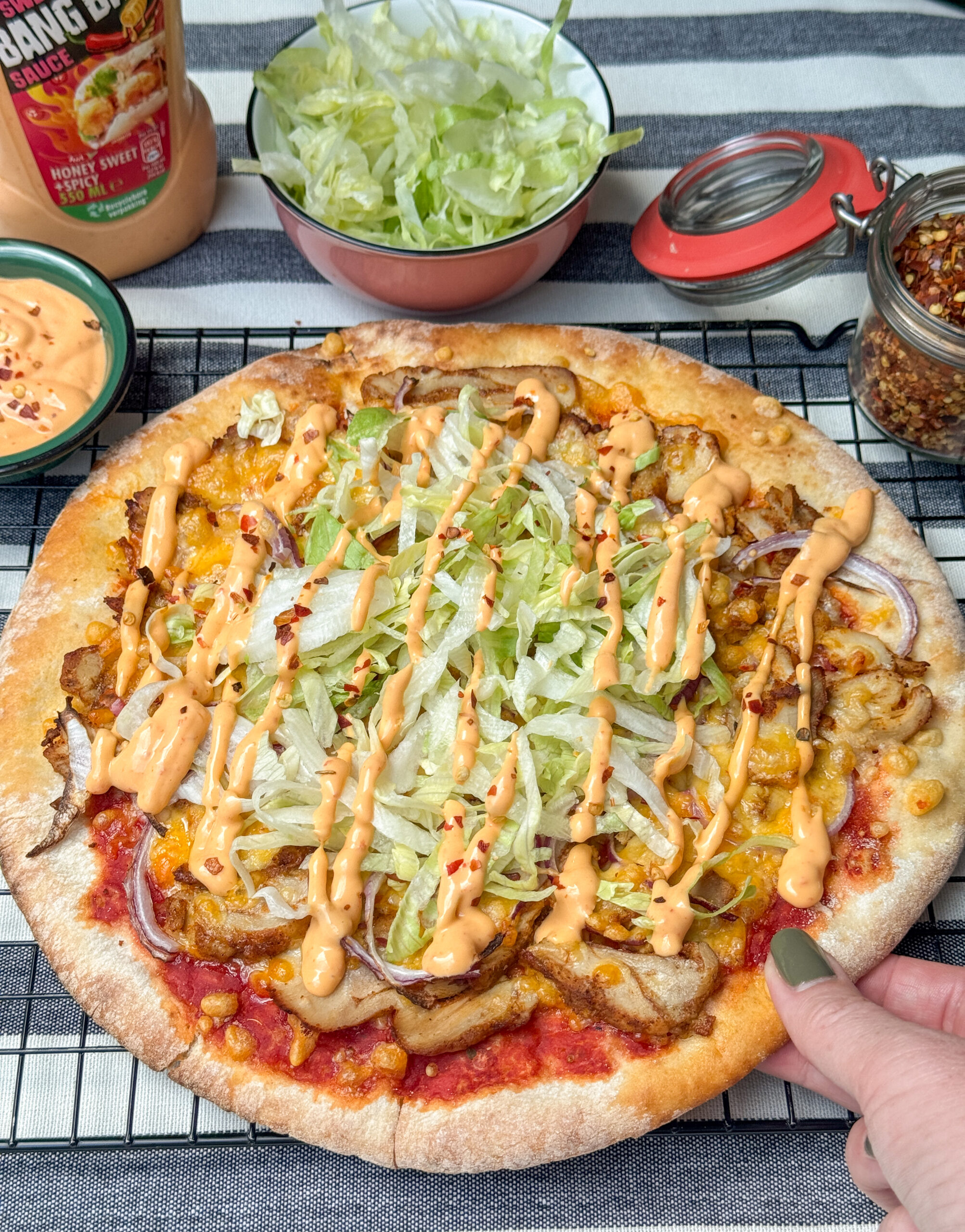 pizza met pittig gebakken rookworst en kaas